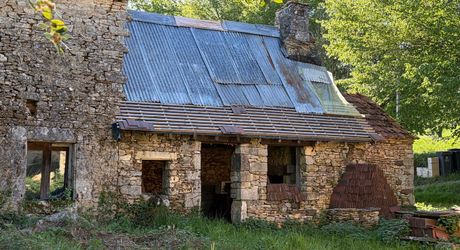 Fermette à rénover sur les hauteurs du charmant village de La Cassagne en Périgord Noir. Jardin de 2000 m². 