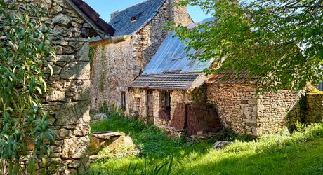 A farmhouse in need of renovation on the hills above the charming village of La Cassagne in the Périgord Noir. 2,000 m² garden. 