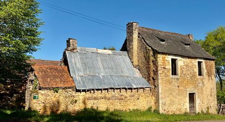 Fermette à rénover sur les hauteurs du charmant village de La Cassagne en Périgord Noir. Jardin de 2000 m². 