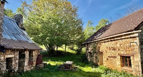 Fermette à rénover sur les hauteurs du charmant village de La Cassagne en Périgord Noir. Jardin de 2000 m². 