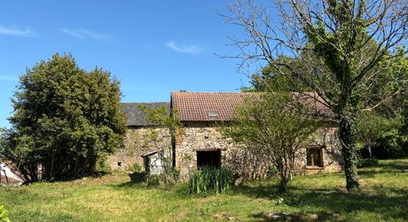 Fermette à rénover sur les hauteurs du charmant village de La Cassagne en Périgord Noir. Jardin de 2000 m². 