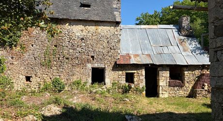 Fermette à rénover sur les hauteurs du charmant village de La Cassagne en Périgord Noir. Jardin de 2000 m². 