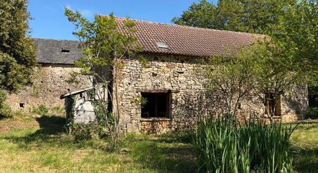 Fermette à rénover sur les hauteurs du charmant village de La Cassagne en Périgord Noir. Jardin de 2000 m². 