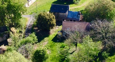 Fermette à rénover sur les hauteurs du charmant village de La Cassagne en Périgord Noir. Jardin de 2000 m². 