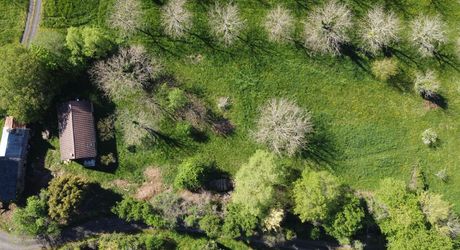 Fermette à rénover sur les hauteurs du charmant village de La Cassagne en Périgord Noir. Jardin de 2000 m². 