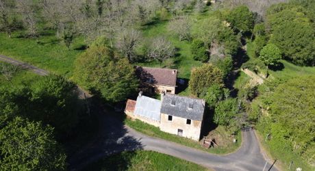 Fermette à rénover sur les hauteurs du charmant village de La Cassagne en Périgord Noir. Jardin de 2000 m². 
