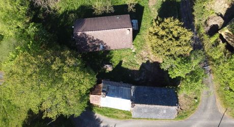 Fermette à rénover sur les hauteurs du charmant village de La Cassagne en Périgord Noir. Jardin de 2000 m². 