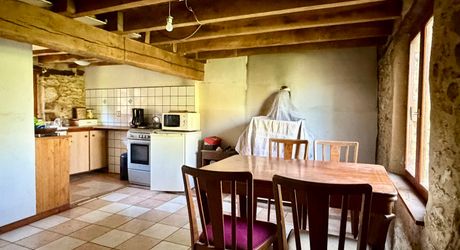 Fermette à rénover sur les hauteurs du charmant village de La Cassagne en Périgord Noir. Jardin de 2000 m². 
