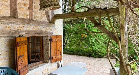 Superbe situation, calme, sur hauteurs et sans voisin visible pour cette petite propriété de caractère sur 2.8 ha avec jardin buccolique, clairière et forêt avec chênes centenaires.