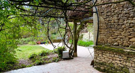 Superbe situation, calme, sur hauteurs et sans voisin visible pour cette petite propriété de caractère sur 2.8 ha avec jardin buccolique, clairière et forêt avec chênes centenaires.