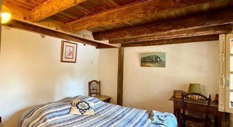 Superbe situation, calme, sur hauteurs et sans voisin visible pour cette petite propriété de caractère sur 2.8 ha avec jardin buccolique, clairière et forêt avec chênes centenaires.