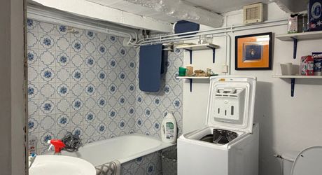 Superbe situation, calme, sur hauteurs et sans voisin visible pour cette petite propriété de caractère sur 2.8 ha avec jardin buccolique, clairière et forêt avec chênes centenaires.