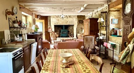 Superbe situation, calme, sur hauteurs et sans voisin visible pour cette petite propriété de caractère sur 2.8 ha avec jardin buccolique, clairière et forêt avec chênes centenaires.