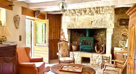 Superbe situation, calme, sur hauteurs et sans voisin visible pour cette petite propriété de caractère sur 2.8 ha avec jardin buccolique, clairière et forêt avec chênes centenaires.
