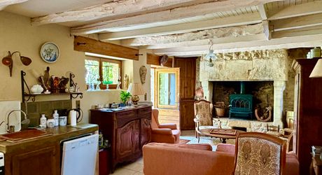 Superbe situation, calme, sur hauteurs et sans voisin visible pour cette petite propriété de caractère sur 2.8 ha avec jardin buccolique, clairière et forêt avec chênes centenaires.