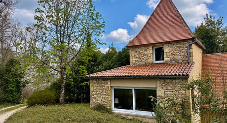 Superbe situation, calme, sur hauteurs et sans voisin visible pour cette petite propriété de caractère sur 2.8 ha avec jardin buccolique, clairière et forêt avec chênes centenaires.
