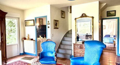 Superbe situation, calme, sur hauteurs et sans voisin visible pour cette petite propriété de caractère sur 2.8 ha avec jardin buccolique, clairière et forêt avec chênes centenaires.