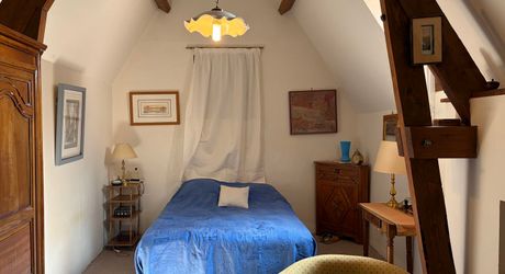 Superbe situation, calme, sur hauteurs et sans voisin visible pour cette petite propriété de caractère sur 2.8 ha avec jardin buccolique, clairière et forêt avec chênes centenaires.