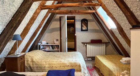 Superbe situation, calme, sur hauteurs et sans voisin visible pour cette petite propriété de caractère sur 2.8 ha avec jardin buccolique, clairière et forêt avec chênes centenaires.