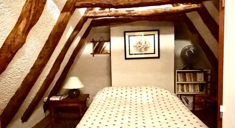 Superbe situation, calme, sur hauteurs et sans voisin visible pour cette petite propriété de caractère sur 2.8 ha avec jardin buccolique, clairière et forêt avec chênes centenaires.