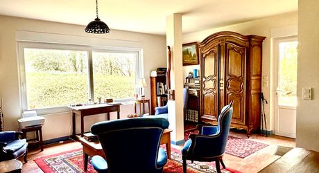 Superbe situation, calme, sur hauteurs et sans voisin visible pour cette petite propriété de caractère sur 2.8 ha avec jardin buccolique, clairière et forêt avec chênes centenaires.