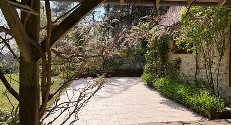 Superbe situation, calme, sur hauteurs et sans voisin visible pour cette petite propriété de caractère sur 2.8 ha avec jardin buccolique, clairière et forêt avec chênes centenaires.