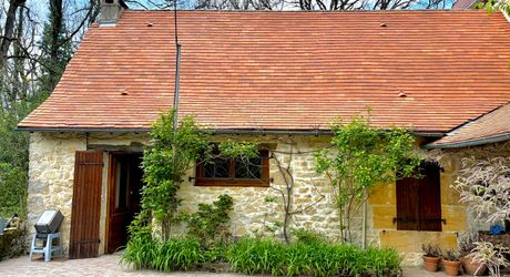 Superbe situation, calme, sur hauteurs et sans voisin visible pour cette petite propriété de caractère sur 2.8 ha avec jardin buccolique, clairière et forêt avec chênes centenaires.