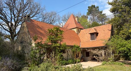 Superbe situation, calme, sur hauteurs et sans voisin visible pour cette petite propriété de caractère sur 2.8 ha avec jardin buccolique, clairière et forêt avec chênes centenaires.