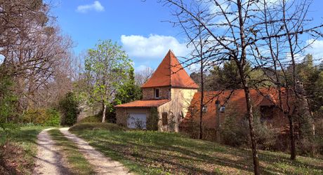 Superbe situation, calme, sur hauteurs et sans voisin visible pour cette petite propriété de caractère sur 2.8 ha avec jardin buccolique, clairière et forêt avec chênes centenaires.