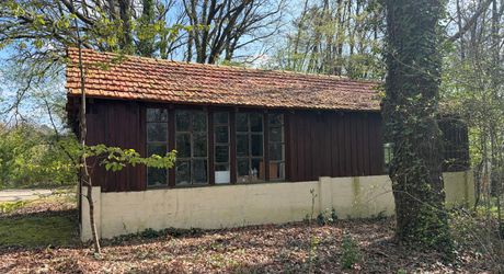Superbe situation, calme, sur hauteurs et sans voisin visible pour cette petite propriété de caractère sur 2.8 ha avec jardin buccolique, clairière et forêt avec chênes centenaires.