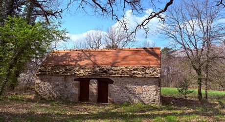 Superbe situation, calme, sur hauteurs et sans voisin visible pour cette petite propriété de caractère sur 2.8 ha avec jardin buccolique, clairière et forêt avec chênes centenaires.