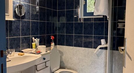 Superbe situation, calme, sur hauteurs et sans voisin visible pour cette petite propriété de caractère sur 2.8 ha avec jardin buccolique, clairière et forêt avec chênes centenaires.