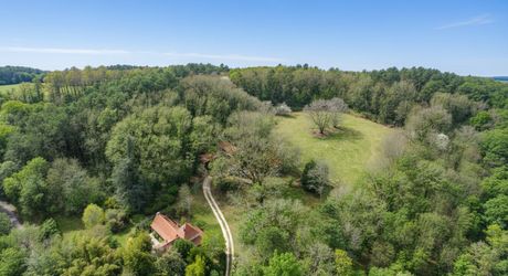 Superbe situation, calme, sur hauteurs et sans voisin visible pour cette petite propriété de caractère sur 2.8 ha avec jardin buccolique, clairière et forêt avec chênes centenaires.