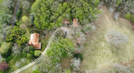 Superbe situation, calme, sur hauteurs et sans voisin visible pour cette petite propriété de caractère sur 2.8 ha avec jardin buccolique, clairière et forêt avec chênes centenaires.