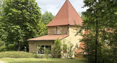 Superbe situation, calme, sur hauteurs et sans voisin visible pour cette petite propriété de caractère sur 2.8 ha avec jardin buccolique, clairière et forêt avec chênes centenaires.