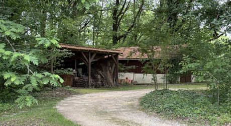 Superbe situation, calme, sur hauteurs et sans voisin visible pour cette petite propriété de caractère sur 2.8 ha avec jardin buccolique, clairière et forêt avec chênes centenaires.