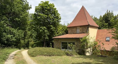 Superbe situation, calme, sur hauteurs et sans voisin visible pour cette petite propriété de caractère sur 2.8 ha avec jardin buccolique, clairière et forêt avec chênes centenaires.