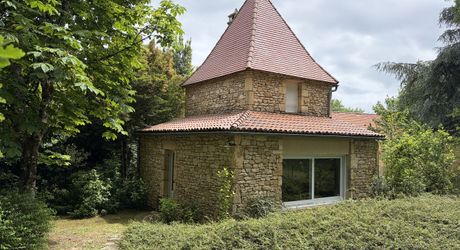 Superbe situation, calme, sur hauteurs et sans voisin visible pour cette petite propriété de caractère sur 2.8 ha avec jardin buccolique, clairière et forêt avec chênes centenaires.