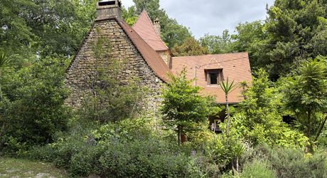 Superbe situation, calme, sur hauteurs et sans voisin visible pour cette petite propriété de caractère sur 2.8 ha avec jardin buccolique, clairière et forêt avec chênes centenaires.