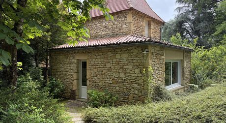 Superbe situation, calme, sur hauteurs et sans voisin visible pour cette petite propriété de caractère sur 2.8 ha avec jardin buccolique, clairière et forêt avec chênes centenaires.