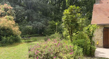 Superbe situation, calme, sur hauteurs et sans voisin visible pour cette petite propriété de caractère sur 2.8 ha avec jardin buccolique, clairière et forêt avec chênes centenaires.
