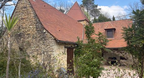 Superbe situation, calme, sur hauteurs et sans voisin visible pour cette petite propriété de caractère sur 2.8 ha avec jardin buccolique, clairière et forêt avec chênes centenaires.