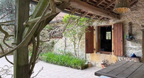 Superbe situation, calme, sur hauteurs et sans voisin visible pour cette petite propriété de caractère sur 2.8 ha avec jardin buccolique, clairière et forêt avec chênes centenaires.