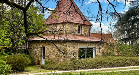 Superbe situation, calme, sur hauteurs et sans voisin visible pour cette petite propriété de caractère sur 2.8 ha avec jardin buccolique, clairière et forêt avec chênes centenaires.