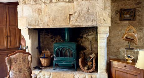 Superbe situation, calme, sur hauteurs et sans voisin visible pour cette petite propriété de caractère sur 2.8 ha avec jardin buccolique, clairière et forêt avec chênes centenaires.