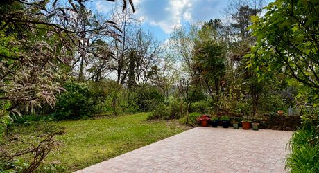 Superbe situation, calme, sur hauteurs et sans voisin visible pour cette petite propriété de caractère sur 2.8 ha avec jardin buccolique, clairière et forêt avec chênes centenaires.
