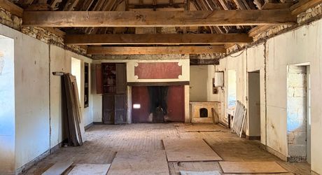 Très beau projet en Périgord Noir dans un village classé. Superbe bâtisse du XVIII ème avec toiture neuve et dépendances. 