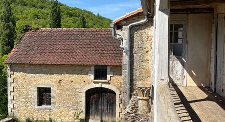 Très beau projet en Périgord Noir dans un village classé. Superbe bâtisse du XVIII ème avec toiture neuve et dépendances. 
