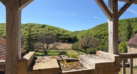 Très beau projet en Périgord Noir dans un village classé. Superbe bâtisse du XVIII ème avec toiture neuve et dépendances. 