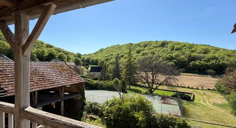 Très beau projet en Périgord Noir dans un village classé. Superbe bâtisse du XVIII ème avec toiture neuve et dépendances. 